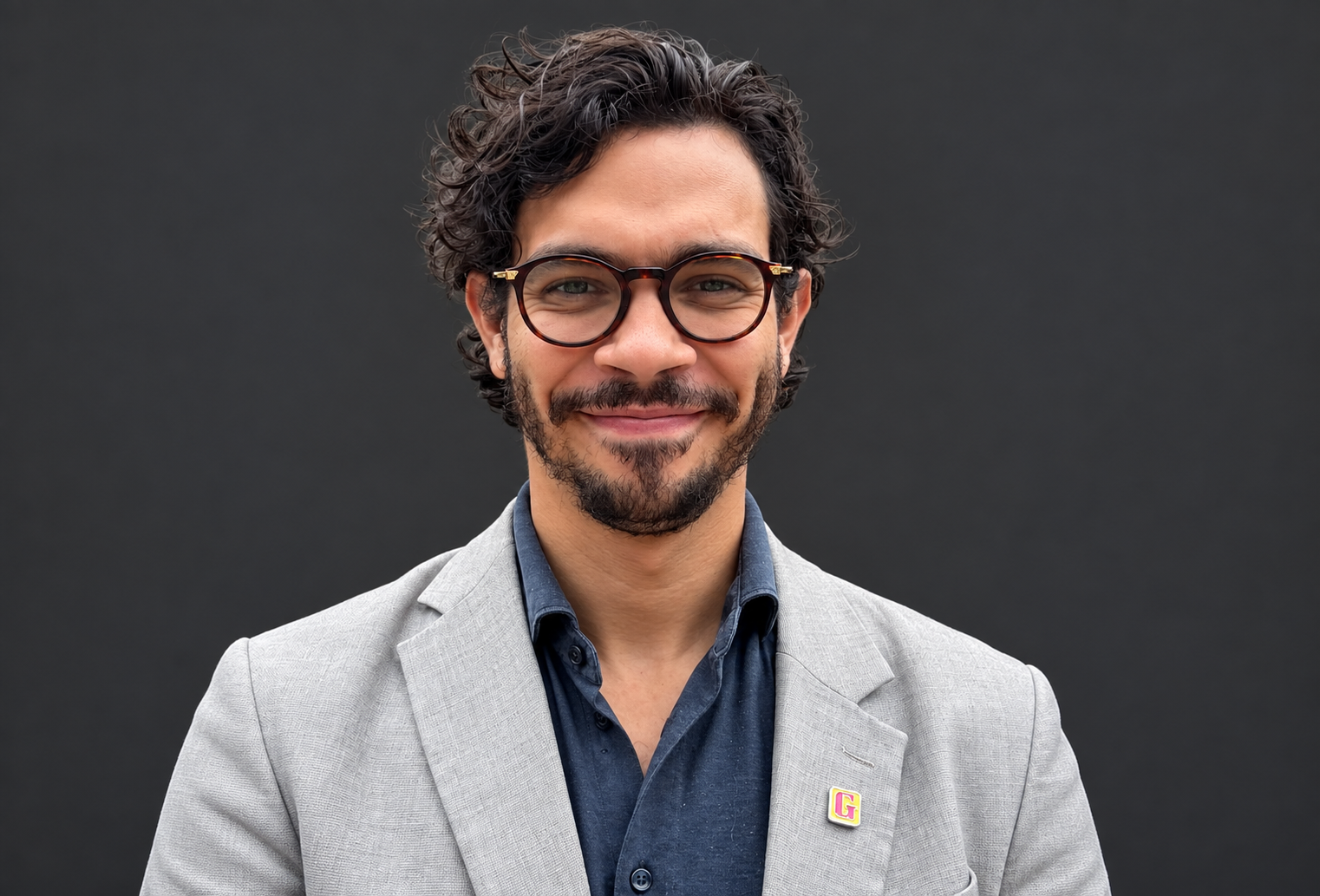 Retrato profesional con gafas y blazer gris